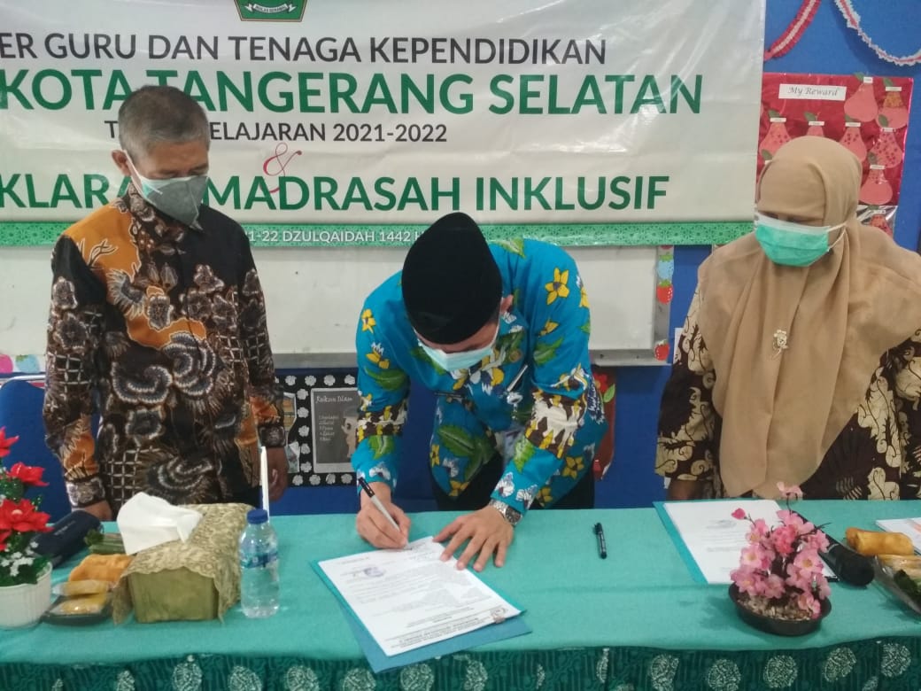 Penandatanganan Deklarasi Madrasah Inkulsif oleh Kepala Kantor Kemenag Tangsel